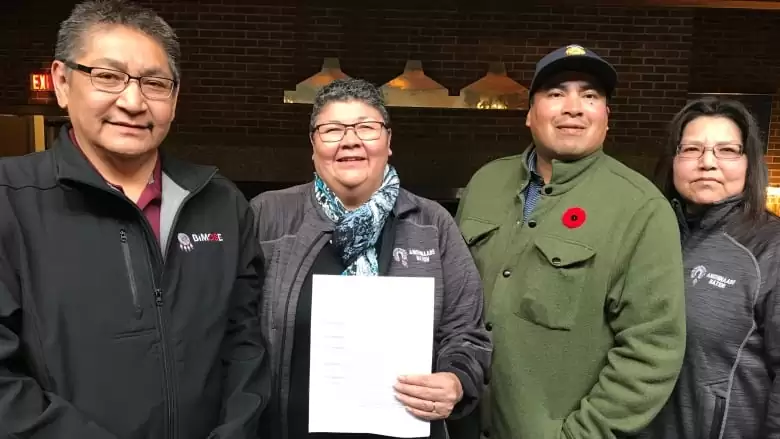 Shoal Lake 40 First Nation Chief, Erwin Redsky (l) stands with Chief of Obashkaandagaang, Marilyn Sinclair (m) and Chief Chris Skead of Wauzhushk and Chief Lorraine Cobiness of Ochiichagwe'Babigo'Ining. (Christina Jung / CBC)